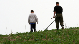 Miłośnicy militariów podczas poszukiwań, 2007 r. PAP/Lech Muszyński