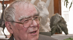 Rzeźbiarz Marian Konieczny podczas wernisażu wystawy swoich prac, 2010 r.  PAP/Jerzy Ruciński