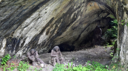 Jaskinia Ciemna na terenie Ojcowskiego Parku Narodowego na zboczu Doliny Prądnika, w masywie Góry Koronnej. Przed wejściem usytuowano zrekonstruowane obozowisko neandertalczyków. PAP/Afa Pixx/Zenon Żyburtowicz