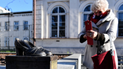 Małe rzeźby z brązu przedstawiające symbole Radomia, m.in. buty z „Radoskóru” pojawiły się w centrum miasta. Projekt został zrealizowany w ramach budżetu obywatelskiego. PAP/Piotr Polak