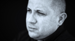 Pisarz, grafik, Marcin Wicha podczas sesji zdjęciowej w Milanówku, 6 bm. PAP/Albert Zawada
