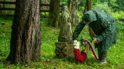 Teren cmentarza w nieistniejącej już wsi Puźniki na Ukrainie (obw. Tarnopolski). PAP/Wojtek Jargiło