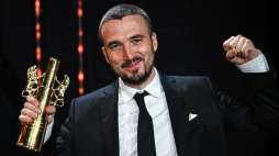 Reżyser Paweł Maślona z nagrodą Złote Lwy za film „Kos” podczas gali zakończenia 48. Festiwalu Polskich Filmów Fabularnych w Gdyni, 2023 r. PAP/Adam Warżawa