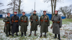 Uczestnicy pikniu historycznego na Ławicy w Poznaniu (2024 r.), fot. PAP/J. Kaczmarczyk