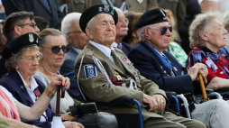 Obchody 80. rocznicy wybuchu powstania warszawskiego. Uczestnicy powstania na uroczystości przy Pomniku Polskiego Państwa Podziemnego i Armii Krajowej w Warszawie. Fot. PAP/Paweł Supernak