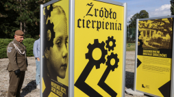 Otwarcie wystawy plenerowej Muzeum Dzieci Polskich – ofiar totalitaryzmu pt.: „Źródło cierpienia” przy pomniku Martyrologii Dzieci „Pękniętego Serca” w Łodzi, 2024 r. PAP/Marian Zubrzycki
