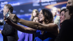 Hiszpańska aktorka Karla Sofia Gascon (C), nominowana w kategorii Aktorka Europejska za film „Emilia Perez”, robi selfie podczas 37. ceremonii wręczenia Europejskich Nagród Filmowych w Centrum Kulturalno-Kongresowym KKL w Lucernie w Szwajcarii, w grudniu 2024 r. PAP/EPA/Michael Buholzer