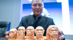 Feng Xiaobo, profesor Uniwersytetu Shanxi, przedstawia proces renowacji skamieniałej ludzkiej czaszki sprzed miliona lat w Muzeum Prowincji Hubei w Wuhan, w Chinach. Analiza wykazała, że skamieniałości należały do Homo erectus, mają około miliona lat i pochodzą od mężczyzny i kobiety w wieku od 25 do 45 lat. PAP/EPA