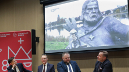 Prezentacja filmu reklamowego z „udziałem” Bolesława Chrobrego. Nz. prezydent Gniezna Michał Powałowski (2L), jego zastępca Łukasz Muciok (2P), dyrektor Muzeum Historii Polski Marcin Napiórkowski (L) oraz prezes Polskiej Organizacji Turystycznej Rafał Szmytke (P) na konferencji prasowej nt. wystawy „Milenium Koronacji Królewskich” PAP/Tomasz Gzell