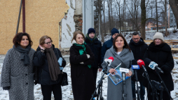 Minister kultury i dziedzictwa narodowego Hanna Wróblewska (3L), Dolnośląski Wojewódzki Konserwator Zabytków Daniel Gibski (2P), dyrektor Departamentu Kultury i Dziedzictwa Kulturowego Izabela Kurc-Kuriata (P), burmistrz Lądka-Zdroju Tomasz Nowicki (4L), wicemarszałek Sejmu Monika Wielichowska (3P) oraz senatorki KO Barbara Zdrojewska (2L) i Agnieszka Kołacz-Leszczyńska (L) na konferencji prasowej na terenie kaplicy św. Onufrego. PAP/Krzysztof Ćwik