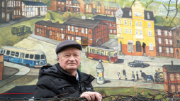 Mieczysława Wilczewski podczas odsłonięcia muralu, przedstawiającego jego obraz „Chełmionka i wehikuł czasu” ze zbiorów Muzeum Etnograficznego na odnowionej kamienicy przy Szosie Chełmińskiej 104 w Toruniu. PAP/Tytus Żmijewski