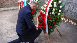 Prezydent RP Andrzej Duda podczas uroczystości przed Ścianą Śmierci na terenie byłego obozu Auschwitz.  PAP/Jarek Praszkiewicz