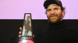 Laureat Nagrody im. Zbyszka Cybulskiego, aktor Julian Świeżewski na gali. PAP/Piotr Nowak
