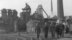 Ogólny widok wielkiego pieca w Hucie Pokój w 1969 r. Fot. PAP/Stanisław Jakubowski