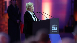 Wystąpienie ocalałej z zagłady Tovy Friedman w Auschwitz II-Birkenau w Brzezince 27 stycznia 2025 r. w Międzynarodowym Dniu Pamięci o Ofiarach Holokaustu w głównej uroczystości 80. rocznicy jego wyzwolenia przez Armię Radziecką. Fot. PAP/Łukasz Gągulski 
