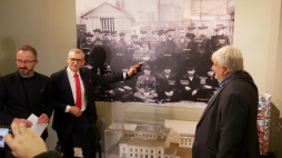Poseł Krzysztof Piątkowski oraz senator Krzysztof Kwiatkowski w Muzeum Tradycji Niepodległościowych w Łodzi przedstawili pomysł upamiętnienia bohaterów rewolucji 1905 roku, fot. Muzeum Tradycji Niepodległościowych