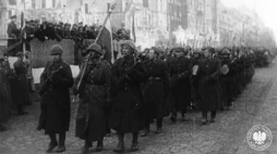 Defilada oddziałów Ludowego Wojska POlskiego w Warszawie 19 stycznia 1945 r. , kadr z filmu propagandowego. Fot.  z zasobu IPN, sygn. IPN BU pf 2361