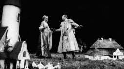 Kazimierz Wichniarz i Bożena Dykiel w "Panu Tadeuszu" w Teatrze Narodowym w 1982 r. Fot. PAP/Marek Langda