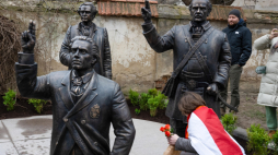 Uroczystość poświęcenia pomnika „Upamiętnienie Powstania Styczniowego w Wilnie” obok wileńskiego Klasztoru Franciszkanów przy u. Trockiej w marcu 2024 r. w 160. rocznicę skazania na śmierć jednego z przywóców powstania na Litwie - Wincentego Konstantego Kalinowskiego. Fot. PAP/Valdemar Doveiko 