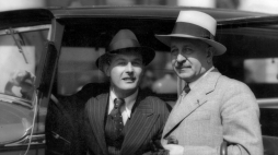 Kornel Makuszyński (z prawej) z Janem Kiepurą, 1933 r. /NAC