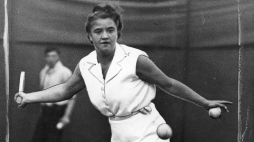 Jadwiga Jędrzejowska podczas Międzynarodowego Turnieju Tenisa Ziemnego na kortach Chiswick w Londynie, 24 maja 1938 r. /NAC