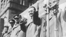 Manifestacja w Pradze w Czechosłowacji z okazji uchwalenia nowej konstytucji. Na trybunie widoczni m.in. prezydent Klement Gottwald i minister obrony gen. Ludwik Svoboda., 1948 r. /NAC
