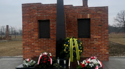 Wieńce i znicze przed pomnikiem w byłym Zigeunerlager. Fot. Fundacja Pobliskie Miejsca Pamięci Auschwitz-Birkenau