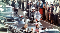 Prezydent Kennedy w limuzynie w Dallas w Teksasie, na Main Street, na kilka minut przed zamachem. W prezydenckiej limuzynie znajdują się również Jacqueline Kennedy, gubernator Teksasu John Connally i jego żona Nellie. /Źródło: en.wikipedia