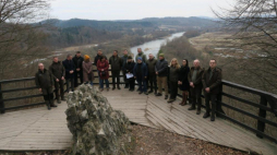 Uczestnicy spotkania na platformie widokowej koło ruin zamku Sobień. Fot. krosno.lasy.gov.pl/Edward Marszałek