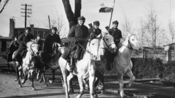 Polski pododdział konny w Poznaniu w 1945 r., fot. PAP/archiwum