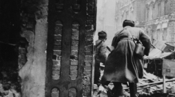 Żołnierze Armii Czerwonej podczas walk o Poznań w 1945 r., fot. PAP/archiwum