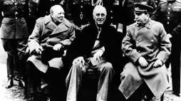 Konferencja w Jałcie, luty 1945. Nz. od lewej: premier Wielkiej Brytanii Winston Churchill, prezydent USA Franklin Delano Roosevelt, sowiecki dyktator Józef Stalin. /bpt/ PAP/CAF-reprodukcja