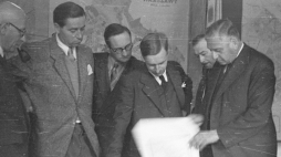 Biuro Odbudowy Stolicy. Konferencja na temat odbudowy Warszawy z udziałem ministra planowania miast i wsi Wielkiej Brytanii Lewisa Silkina (1P). Nz. prezentacja planów urbanistycznych i dyskusja w gronie urbanistów i architektów w pracowni BOS na Górnym Ujazdowie; kierownik BOS Roman Piotrowski (L), 25 września 1947 r. /PAP
