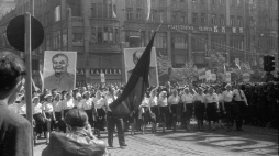 Portrety Syalina i Lenina na pochodzie pierwszomajowym w Pradze w 1948 r., fot. PAP/CAF
