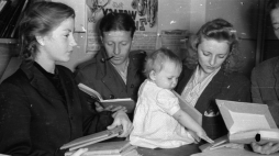Wypożyczanie książek, 1947 r. PAP