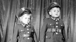 II Ogólnokrajowy Festiwal Kół Amatorskich Milicji Obywatelskiej 8-10 października 1948 r. Leszek Oknowski lat 5 deklamuje wierszyk pt. „Będę milicjantem”.