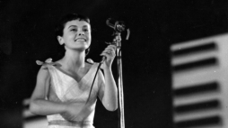 Piosenkarka Katarzyna Sobczyk podczas występu, miejsce nieznane, 1967 r. PAP/CAF-Janusz Uklejewski