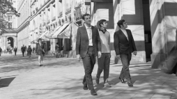 Warszawa 1970 r. Syryjscy studenci kształcący się na warszawskich uczelniach spacerują ulicą Marszałkowską; po prawej wejście do Kina Luna przy ulicy Marszałkowskiej. PAP/Jakub Grelowski