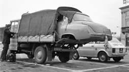 Warszawa 1974 r. ówczesny plac Feliksa Dzierżyńskiego (plac Bankowy); transport karoserii Wartburga 1000 polskim samochodem dostawczym Żuk. PAP/Afa Pixx/Irena Komar