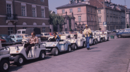 Melexy na ul. Podwale w Warszawie. Przejażdżka kosztowała w 1977 r. 7 zł za kilometr lub 140 zł za godzinę, fot. PAP/Mariusz Szyperko