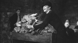 Teatr Cricot 2. W Krakowie. Przedstawienie w reżyserii Tadeusza Kantora pt. „Umarła klasa”. Na zdjęciu: m.in. Tadeusz Kantor (w tle L), 17 kwietnia 1978 r.  PAP/Maciej Sochor