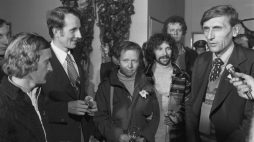 Warszawa 07.03.1980. Powitanie na lotnisku Okęcie uczestników zimowej wyprawy na Mount Everest. 17 lutego 1980 roku, Leszek Cichy i Krzysztof Wielicki jako pierwsi alpiniści w historii zdobyli zimą najwyższy szczyt świata – Mount Everest (8848 m n.p.m.). Wyprawą kierował pionier himalaizmu zimowego Andrzej Zawada. Na zdjęciu m.in. himalaiści: Krzysztof Wielicki (L), Leszek Cichy (2L), Andrzej Zawada (P). gr PAP/Jan Morek