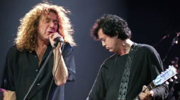 Gitarzysta Led Zeppelin Jimmy Page (po prawej) z wokalistą Robertem Plantem, podczas koncertu w Wiedniu, 13 listopada 1989 r. PAP/EPA PHOTO/APA/HANS TECHT/HT-hh