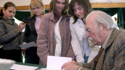 Edmund Niziurski jako gość honorowy konferencji naukowej zorganizowanej w 80. rocznicę jego urodzin w Domu Środowisk Twórczych w Kielcach. Fot. PAP/Piotr Polak