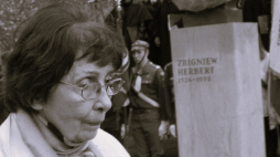 Katarzyna Herbert podczas uroczystego odsłonięcia popiersia Zbigniewa Herberta w krakowskim Parku im. Henryka Jordana, 2006 r. PAP/Jacek Bednarczyk