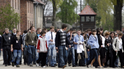 Nauczyciele i uczniowie przeszli w Marszu Milczenia zorganizowanym przez Związek Nauczycielstwa Polskiego na terenie byłego niemieckiego obozu koncentracyjnego Auschwitz z okazji Ogólnopolskiego Dnia Pamięci i Pokoju w 2010 r.  Fot. PAP/Andrzej Grygiel