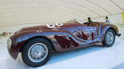 Pierwszy samochód zbudowany przez Enzo Ferrari "Auto Avio Costruzioni 815" w Muzeum Enzo Ferrari w Modenie we Włoszech, 9 marca 2012 r. PAP/EPA/Elisabetta Baracchi 