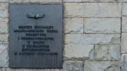 Tablica pamięci zamordowanych kolejarzy Warszawskiego węzła kolejowego w latach 1939-1945 przy Dworcu Centralnym. PAP/Wojciech Pacewicz