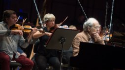 Kompozytor, autor piosenek, aranżer Michele Legrand, podczas próby przed wieczornym koncertem Michel Legrand Trio z Orkiestrą Symfoniczną Filharmonii Łódzkiej, w ramach Freedom Jazz Festival 2017 r. PAP/Grzegorz Michałowski