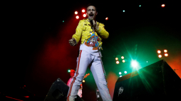 Freddie Mercury (1946-1991) na koncercie w Hiszpanii w 1986 r., fot. PAP/EPA/EFE/Villar Lopez